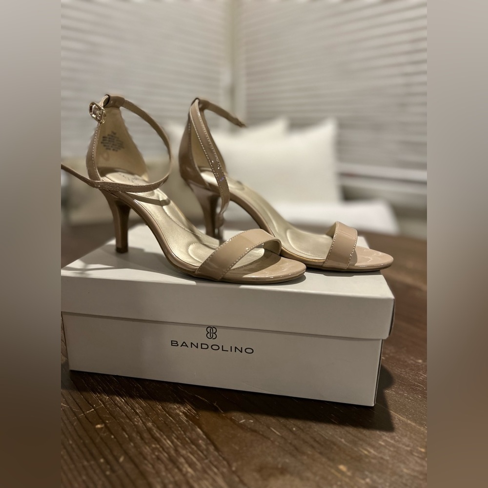 Bandolino short heel open toed cream sandals